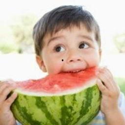 老人宝宝吃瓜头像,宝宝老人共享欢乐时光